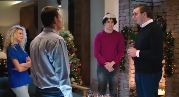 Вучић доноси чај за друштво, а онда у свом стилу одговара на питање “да ли постоји Деда Мраз”: СНС објавио новогодишњи спот (ВИДЕО)
