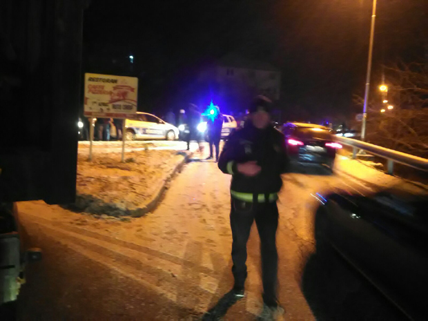 Уместо на групу која је блокирала магистралу, полицајац испалио сузавац на колеге: “Стручна” интервенција полиције у Беранама!