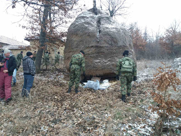 ПРВИ СНИМЦИ нових трагова: Малчански берберин и Моника су близу, још трагова у напуштеној викендици, Војска Србије експресно чешља села (ВИДЕО)