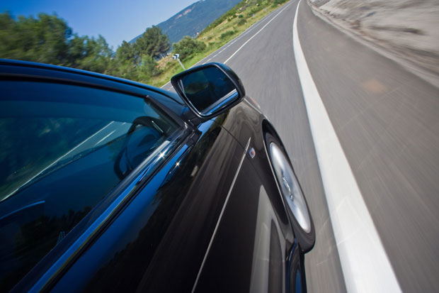 Србин шокирао аустријску полицију: Дивљао по путу, а на задњем седишту БЕБА