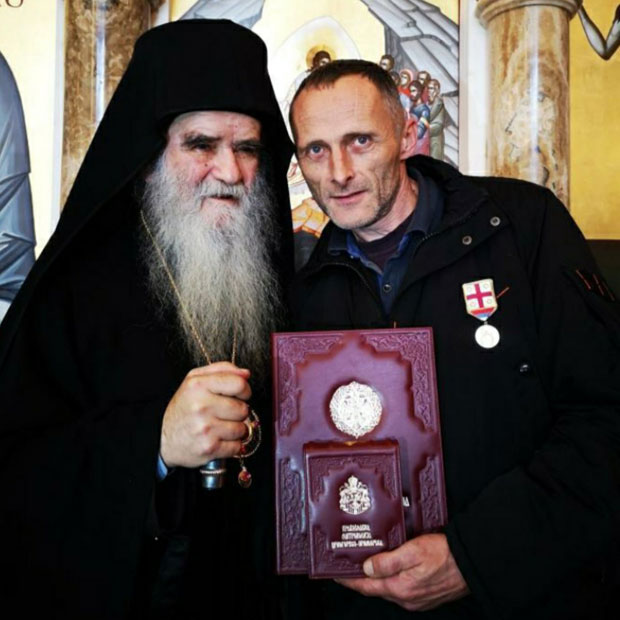 Амфилохије одликује полицајца из Никшића који није хтео да бије свој народ