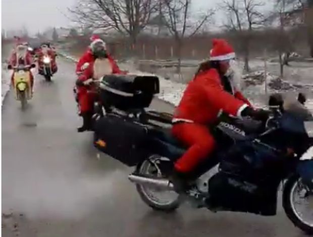 Деда мраз стигао на мотоциклу: Бајкери из Бољевца обрадовали најмлађе (ВИДЕО)