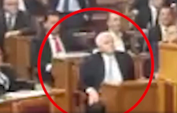 Душко Марковић рекао да ће ОСТАТИ ДО КРАЈА уз своје министре, па ПОБЕГАО из Скупштине (ВИДЕО)