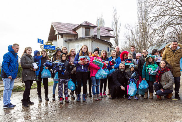 Упрскос забрани, Божићни поклони стигли на Косово (ФОТО)