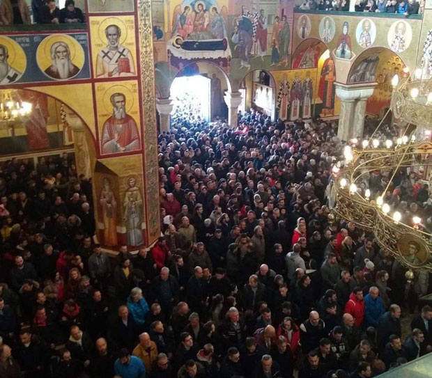 Погледајте: Како је у храму у Подгорици дочекан полицајац који је дао отказ јер није хтео да туче вернике (ВИДЕО)