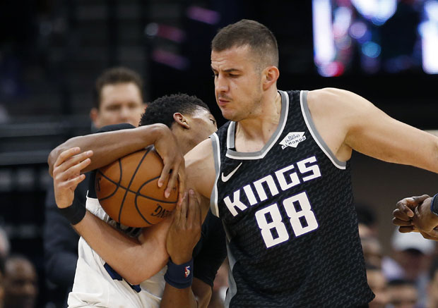 Богдан погађа, Бјелица псује: Срби покушавају на све начине да раздрмају навијаче Сакрамента (ВИДЕО)