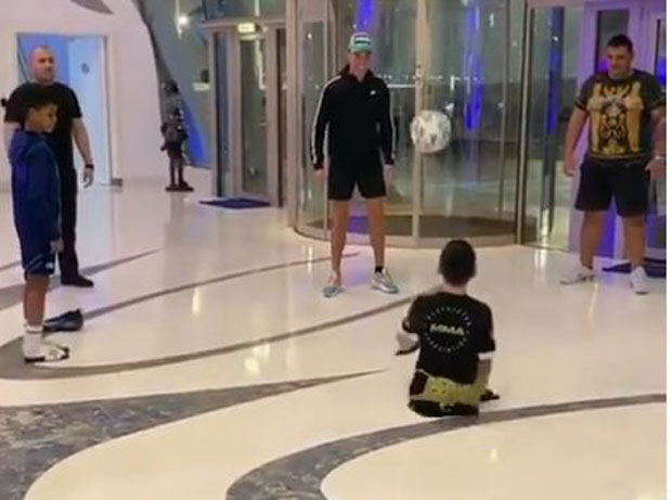 Снимак који је одушевио свет: Роналдо је у хотелу срео дечака без ногу и онда је настала магија (ВИДЕО)