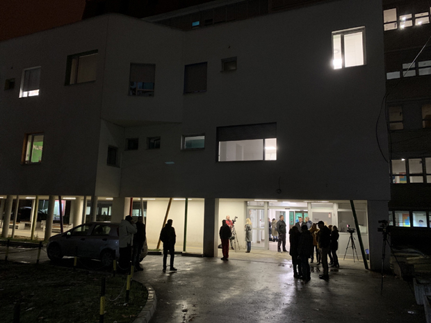 Исцрпљена на носилима: Објављена прва фотографија Монике после спасавања