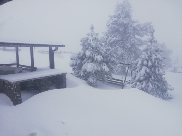 Три породице са децом извучене из снежног обруча на Дивчибарама (ФОТО)