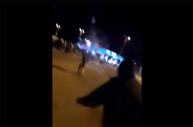 Полицајци бежали пред демонстрантима у Зети: Десетак младића потерало црногорску полицију (ВИДЕО)