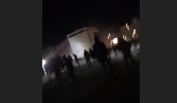 Напето у Подгорици: Полиција бацила сузавац на вернике и покушава да уђе у храм, демонстранти узвратили каменицама