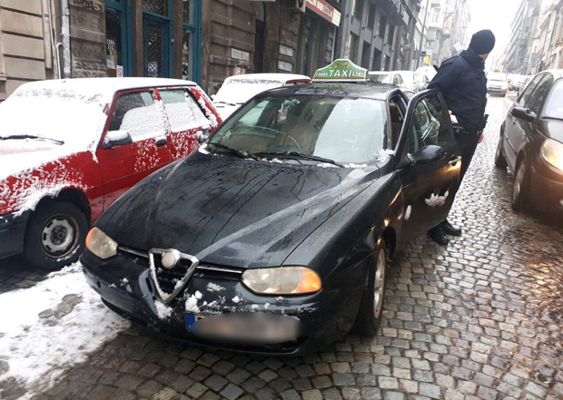 Муче нас домаћи „дивљаци“, а сад су ту и ови са стране: Таксисти тврде да странци харају градом