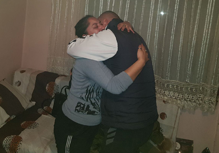 (ЕКСКЛУЗИВНИ ВИДЕО)Чула сам се са њом. Моје једино чедо. Моје мало дете. Тражи да ме загрли: Уплакана мајка Монике Каримановић једва чека да види своју ћерку