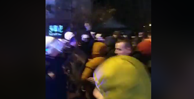 НОВОСТИ САЗНАЈУ: Тензије у Никшићу, демонстранти кренули ка родној кући Мила Ђукановића (ВИДЕО)