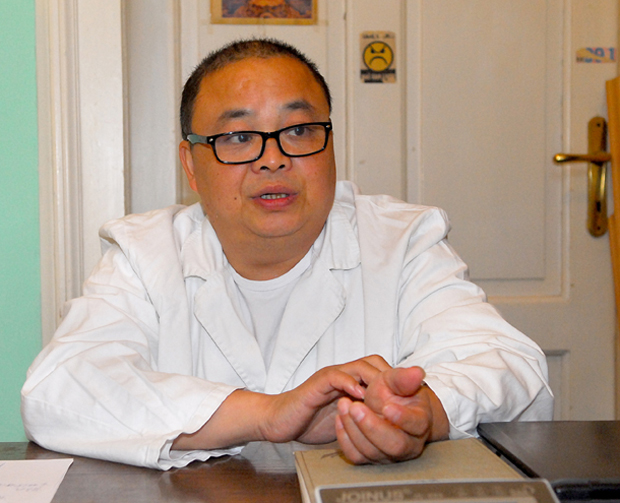 „Исправљам“ леђа и мојим Кинезима и браћи Србима: Доктор Чен у Београду лечи пуном паром