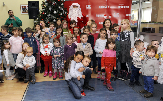 Одзвањала песма „Звончићи, звончићи“: Деда Мраз у Новостима