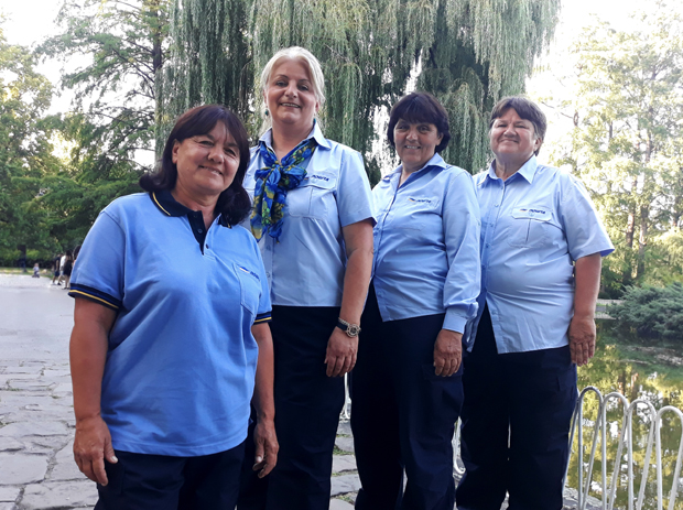 Даме разносе пошиљке: Поштарске торбе и на женском рамену