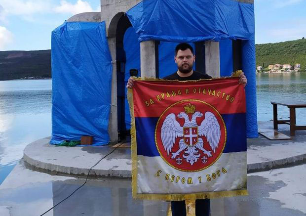 “На све што подсећа на српство или Србију полиција реагује репресивно, без питања и без претходне провере”: Српска тробојка у никшићком Суду за прекршаје