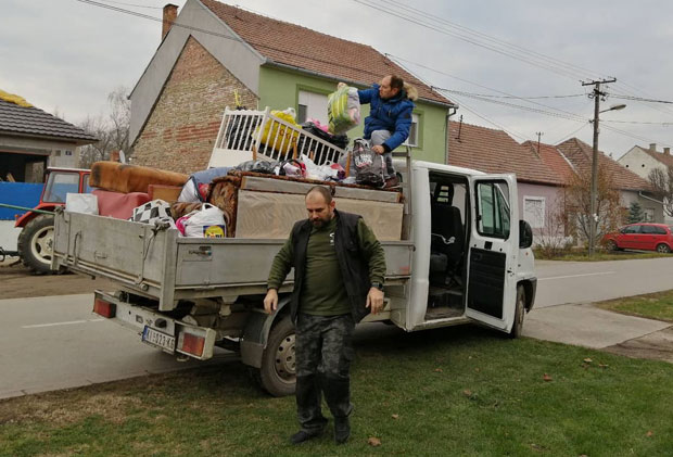 Празници пробудили хуманост код Кикинђана: Сиромашнима даровали пакетиће, одећу и намештај