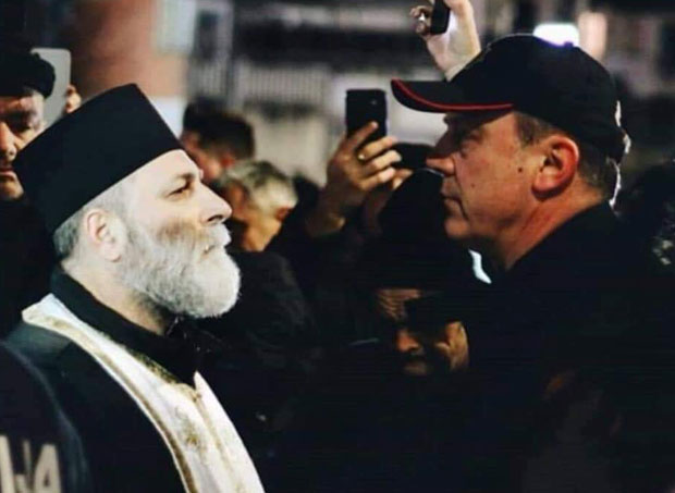 Мило ову битку не може добити зато што ратује са Богом, Христом, проливеном крвљу: Протојереј отац Радомир ће тражити заштиту Боке