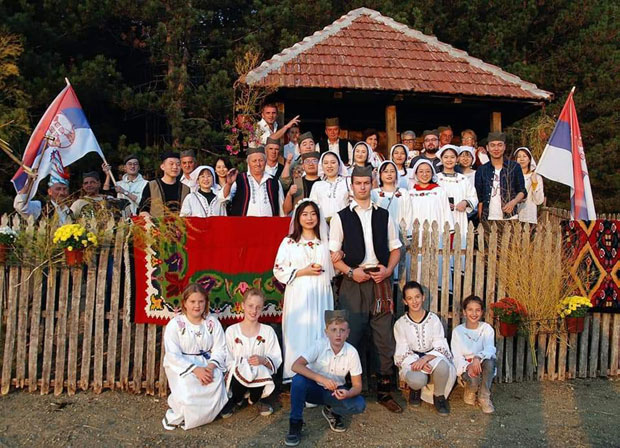 Младенци у народној ношњи, девер, кумови, музика на увце, пуцају прангије: Рекло би се типична српска свадба по народним обичајима, али јединствена, јер су сви одреда - Кинези! 