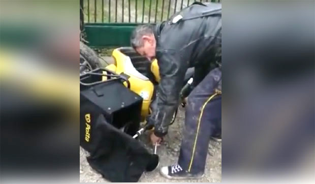 Како је успео? Пијани поштар се тетура, па у следећем кадру гледа у чуду док му ГОРИ МОТОР (ВИДЕО)