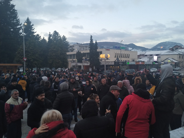 Нови протести у Црној Гори: Хиљаде људи на улицама (ФОТО/ВИДЕО)