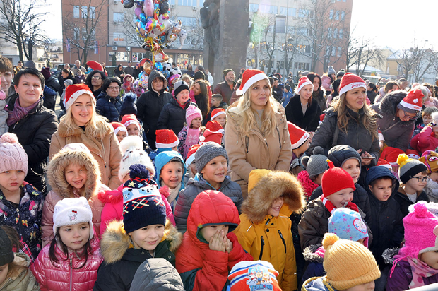 Прослава дечије Нове године у Бијељини (ФОТО)