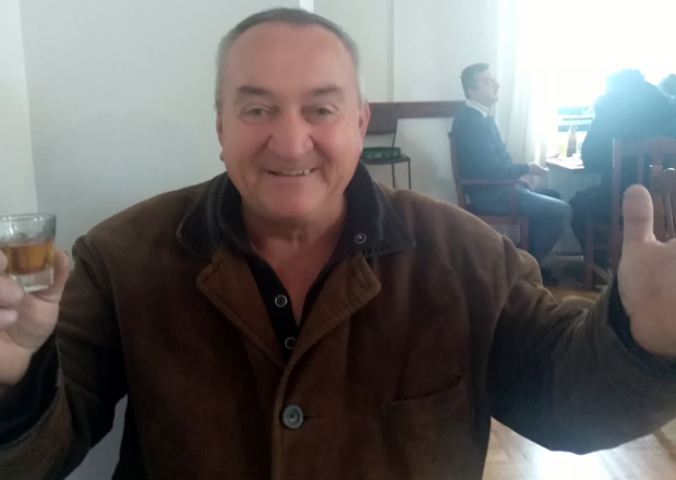 Уз дигнуту чашицу везе стихове: Бранислав је здравичар о коме се годинама прича