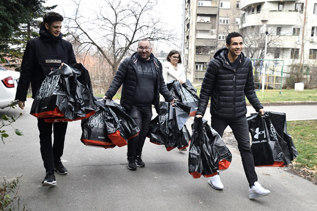 Партизан наставио традицију: Пакетићи за штићенике дома “Дринка Павловић”