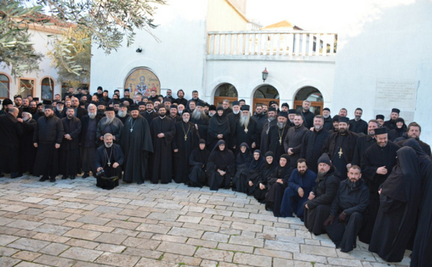 Митрополија црногорско-приморска одговорила на Марковићеве претње: Напади на полицију су подметање Цркви