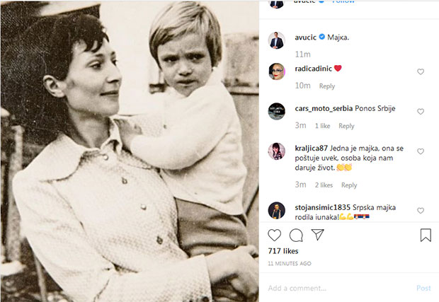 Никад виђена фотографија: Председник Вучић у наручју своје мајке (ФОТО)