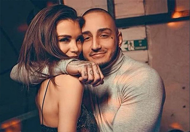 Рекла је да пред неколико хиљада људи: Вук Моб запросио девојку на концерту испред Скупштине (ФОТО)