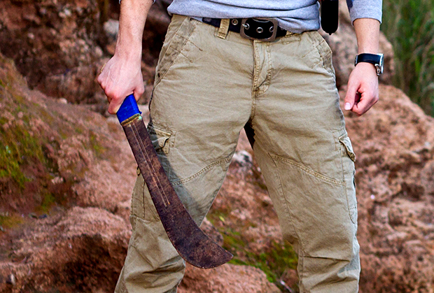 СТРАВИЧАН НАПАД КОД АПАТИНА: Роланд мачетом одсекао руку 66-годишњем старцу да би се осветио његовом сину!