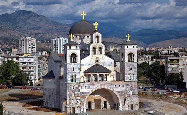 Неуниформисани људи под претњом пиштољима и применом силе привели 14-оро деце: Митрополија Црногорско приморска о скандалу у Подгорици 