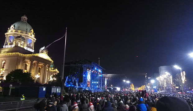 Грађани Србије дочекали 2020.: Лепа Брена увела Београђане у нову годину, Новосађане забављао Бајага (ВИДЕО)