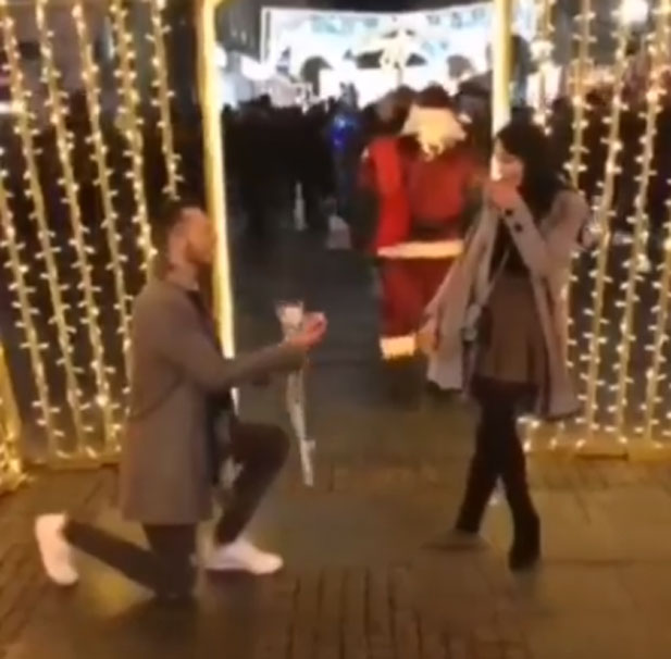 Стефан је своју принцезу запросио у најлепшој улици на свету: Уочи Нове године пала је и једна просидба