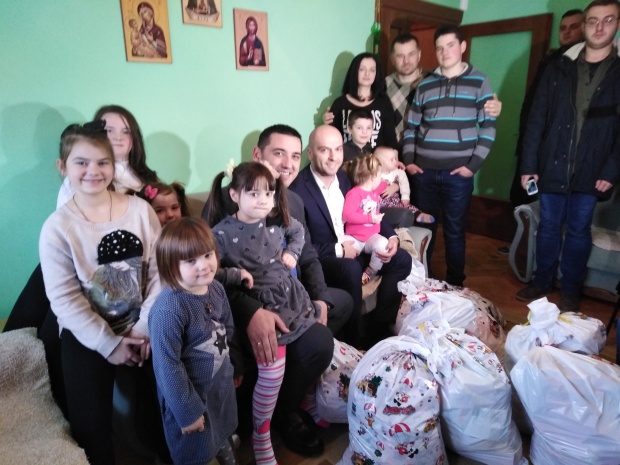 Уз пакетиће и стипендије за школарце: Новогодишња радост у дому Вуковића са деветоро деце из Косовске Митровице: 
