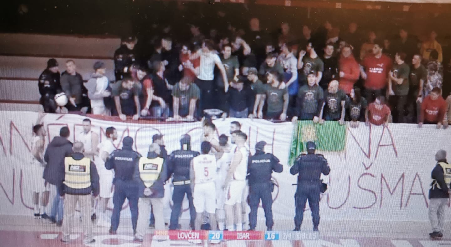 Бранићемо ових дана Црну Гору од душмана: Прекинута кошаркашка утакмица на Цетињу због спорног транспарента