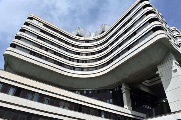 Хитна помоћ: Тровање димом услед пожара, мушкарац пребачен на ВМА