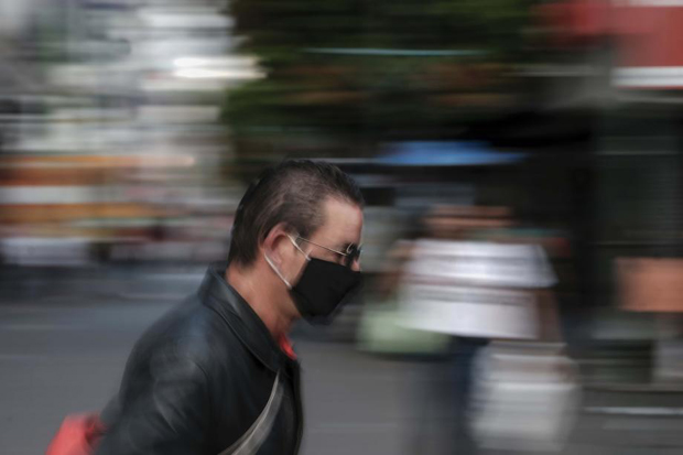 Французи се спремају за укидање изолације 11. маја: Епидемија јењава, али нема лека, вирус корона у води којом се заливају париске улице! 