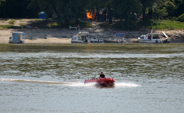 Трагедија код Сремске Митровице: Младић се УДАВИО У ЈЕЗЕРУ