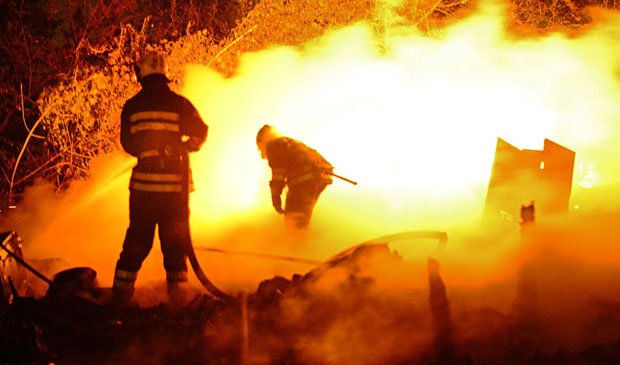 Катастрофа у Хрватској: Пожар у Метковићу запретио кућама, оркански ветрови носе све пред собом 