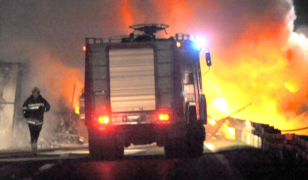 Поноћна драма у Беранама: Ватрогасци извукли породицу из пламена, изгорело седам, спасено 17 станбених барака