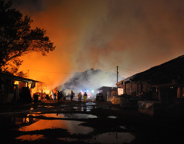 Драма у БиХ: Мештани Коњица голоруки гасе ватру, помоћ не стиже (ВИДЕО)
