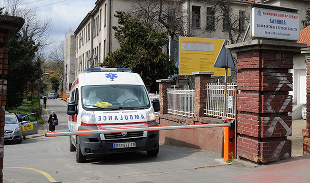 Како је крива са зараженима опадала, а онда нагло скочила: Недеља ДУПЛИРАЛА број новооболелих