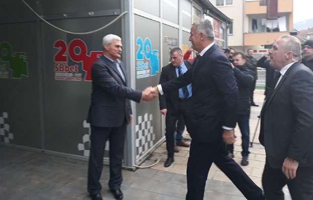 Фијаско председника Црне Горе: Мило у Беранама без дочека, видно нервозан ушао у седиште ДПС