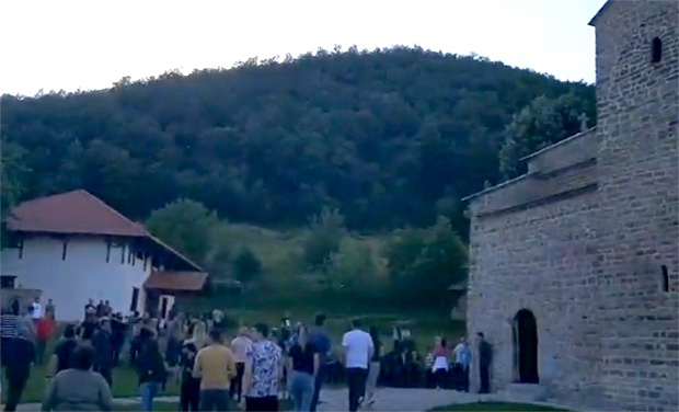 НАРОД ПОНОВО У МОЛИТВЕНОМ ХОДУ: Хиљаде људи широм Црне Горе на ногама (видео, фото)