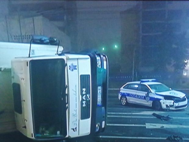 Ланчани судар испред Владе Србије: Преврнут камион, уништен ауто, повређени полицајци (ФОТО)