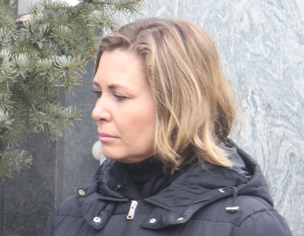 Жао ми је зато што оца нисам боље упознала: Софија Ражнатовић je положила цвеће на гроб и дуго, замишљено гледала у очеву бисту